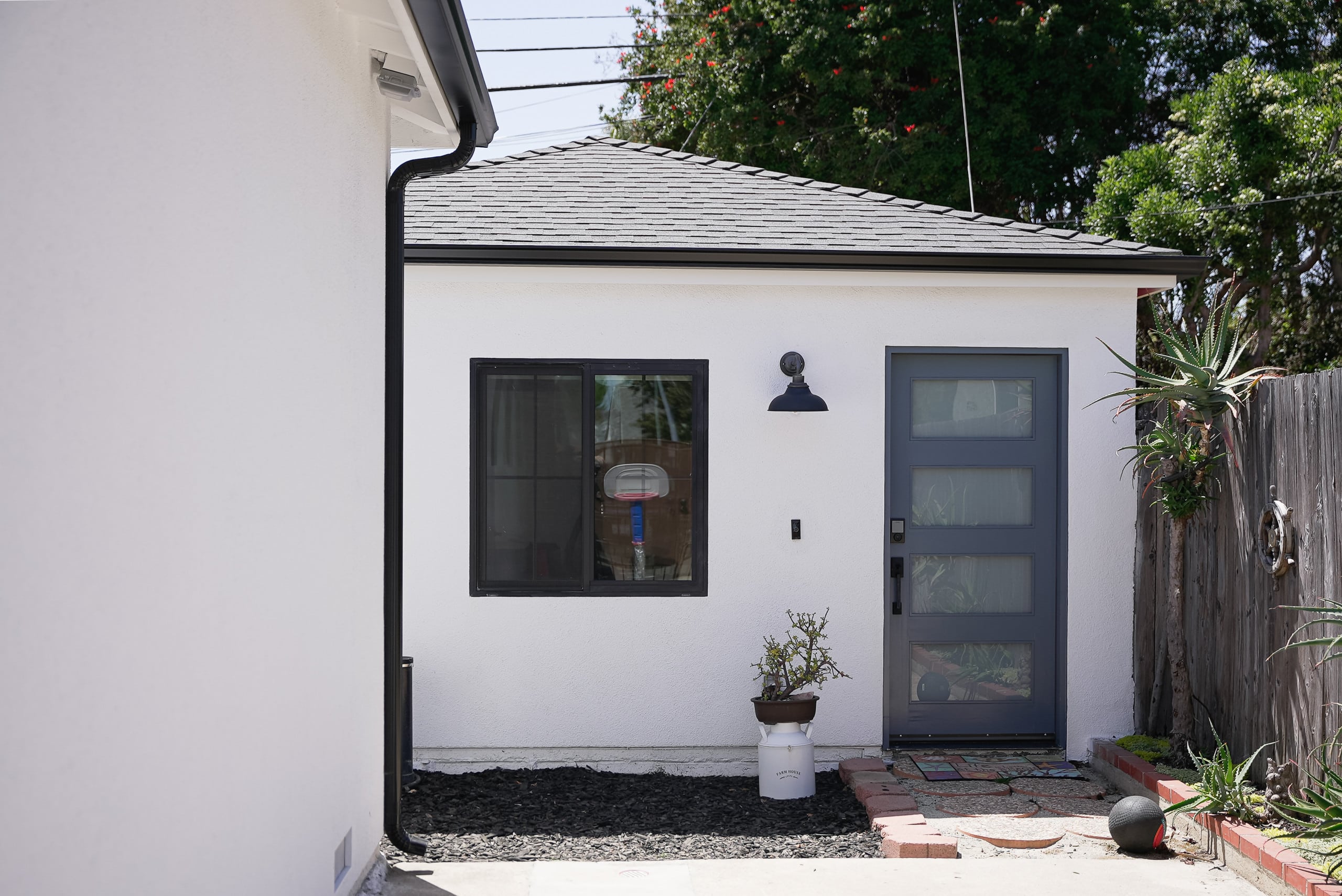 Finished modern white exterior of the Barrington Ave custom home in Los Angeles