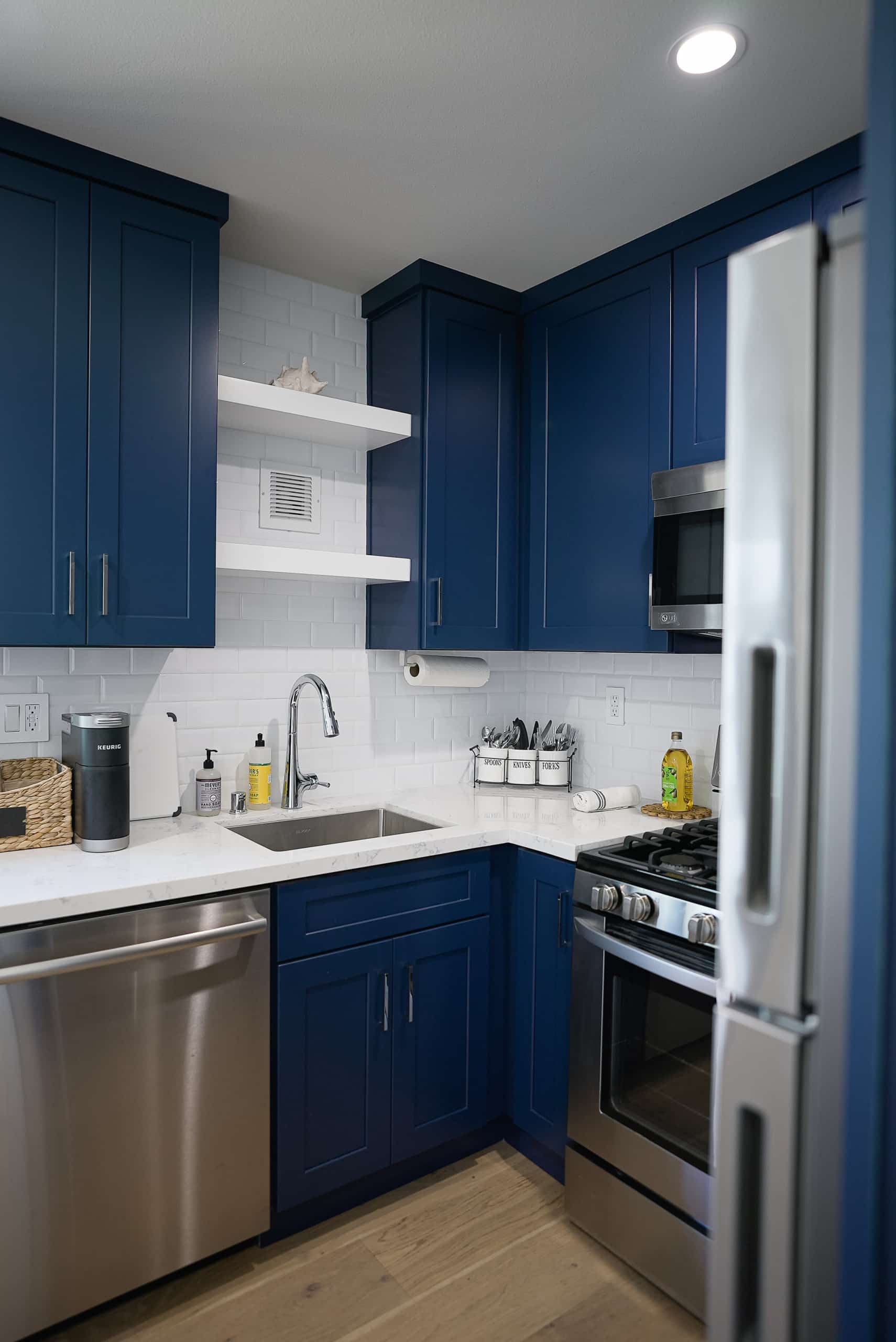 Barrington Ave custom home photo 3