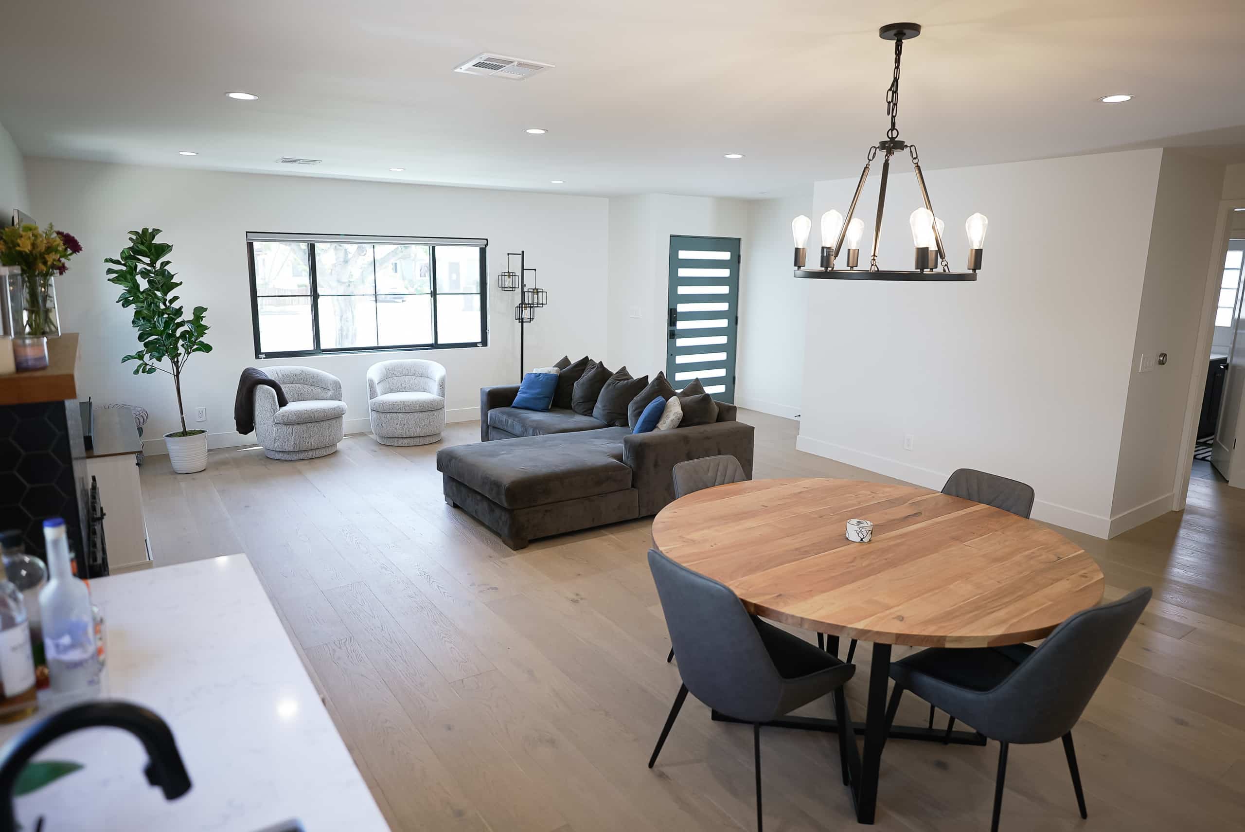 Barrington Ave custom home photo 1